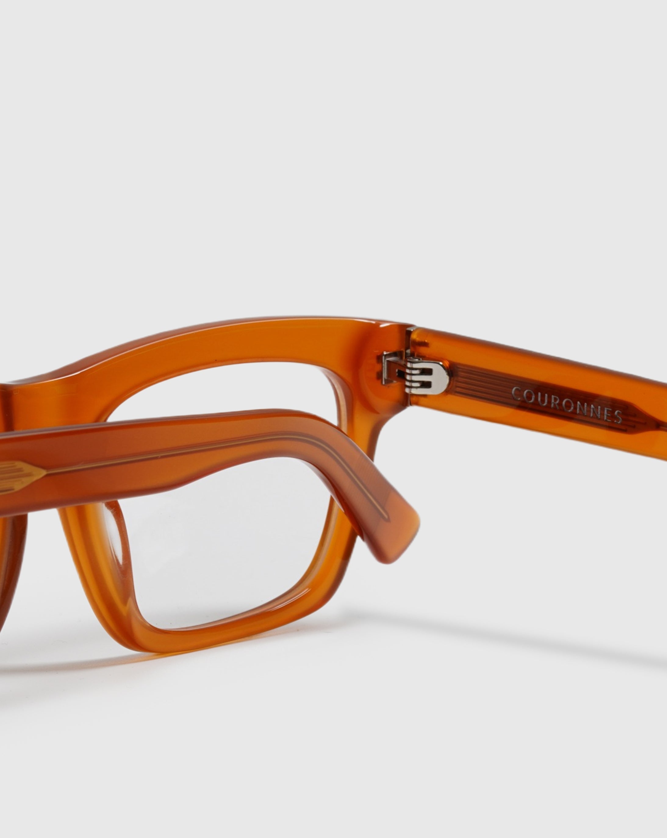 Détail charnière logo Couronnes lunettes de vue acétate ambre Darbary